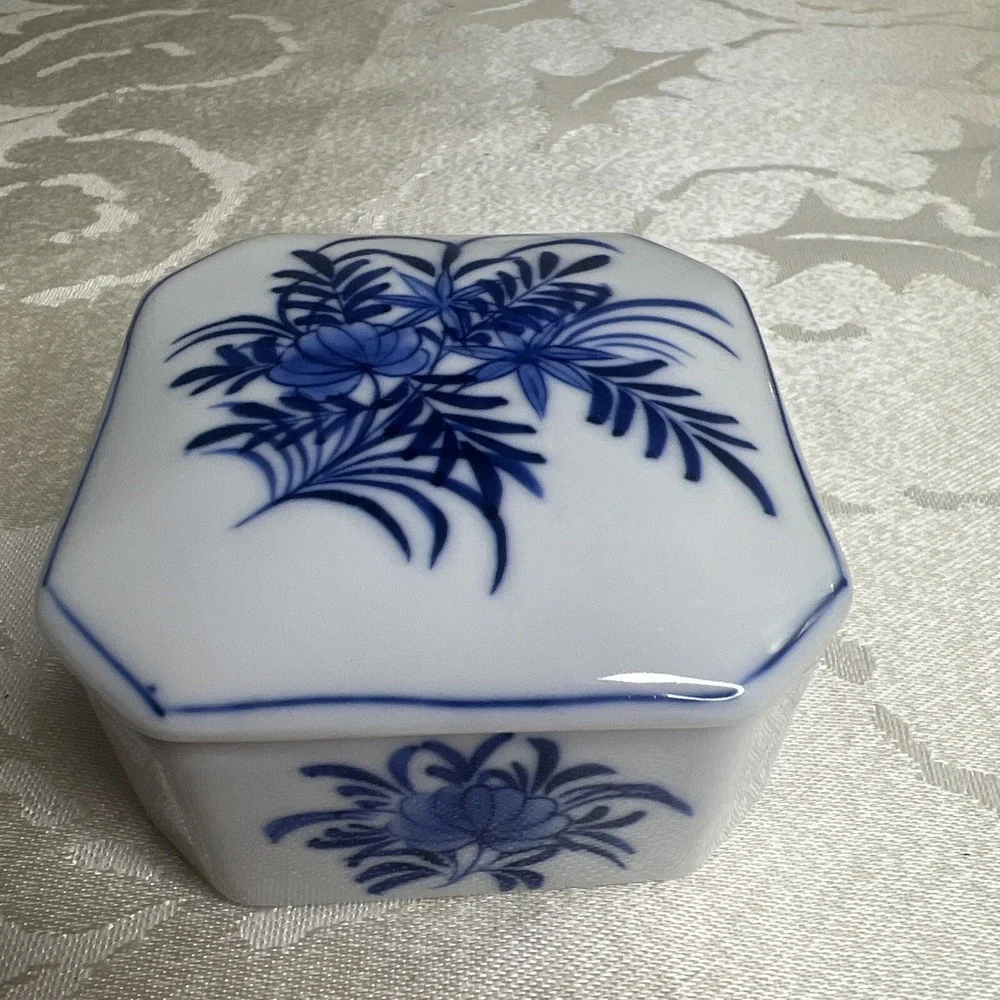 Vintage  Blue and White Floral Trinket Box Made In Thailand